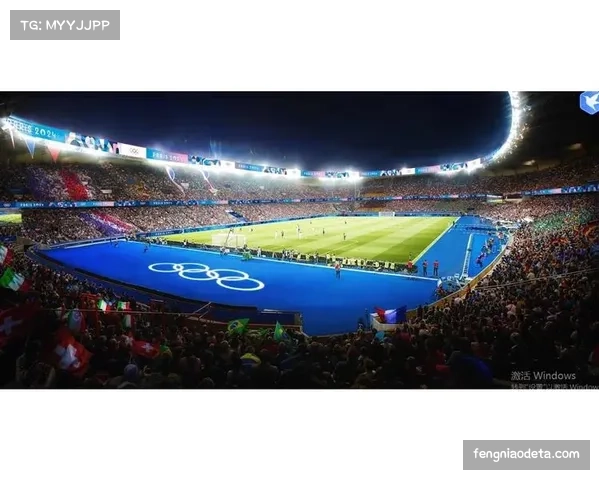 特写：雨战中的王子公园，巴黎球迷高唱队歌为球队鼓劲